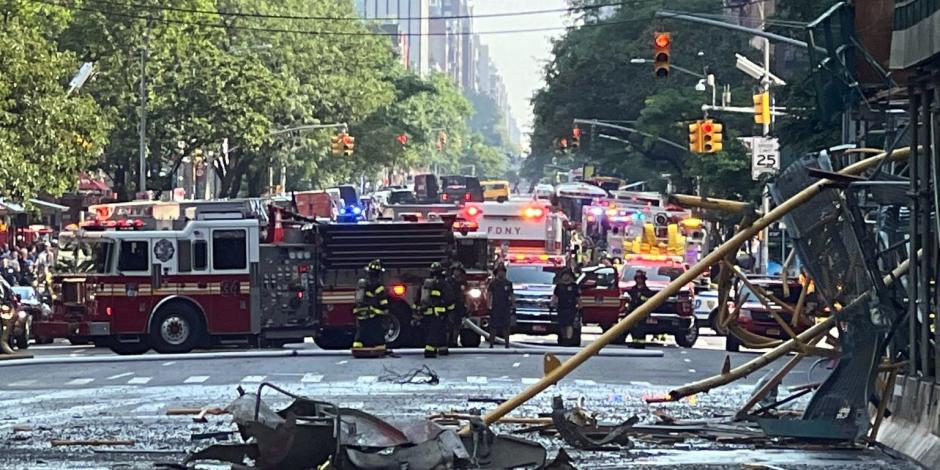 Grúa de construcción se incendia y su brazo choca contra edificio en Manhattan, Nueva York, este miércoles 26 de julio.
