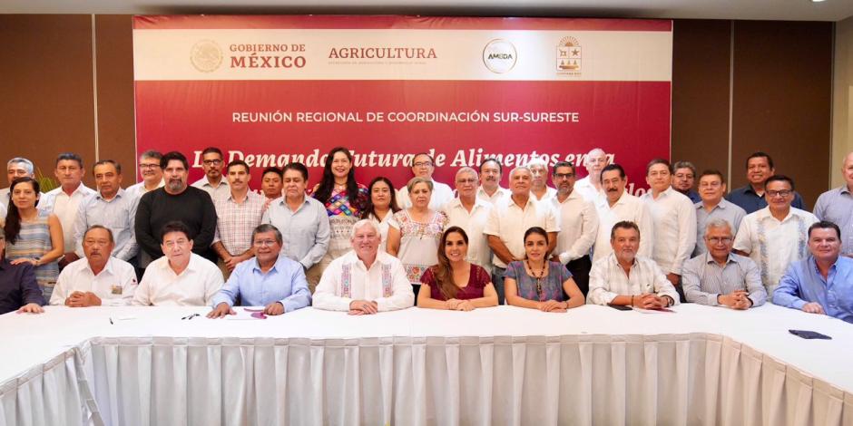 Mara Lezama acompañada del secretario de Agricultura y Desarrollo Rural del Gobierno federal y otros funcionarios.