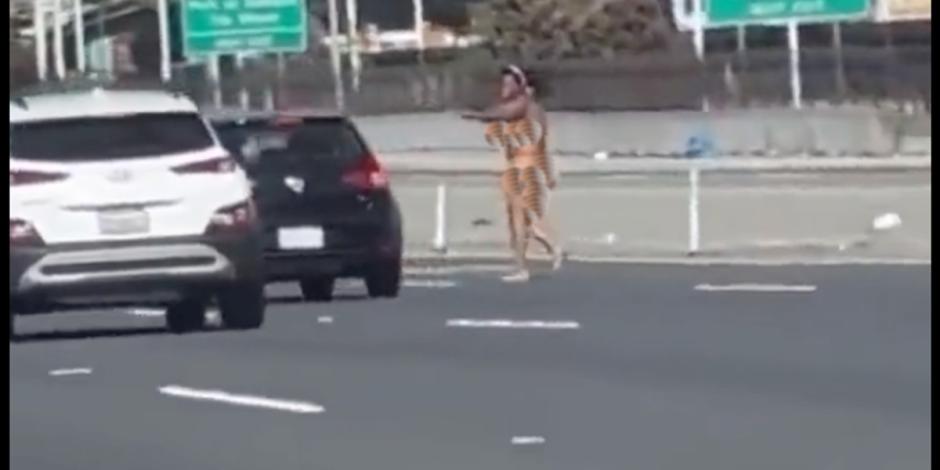 Una mujer desnuda dispara contra los automóviles en California