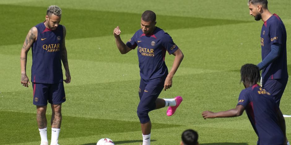 Kylian Mbappé, al centro, durante un entrenamiento con el PSG.