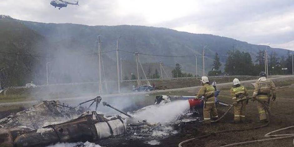 Bomberos apagan el helicóptero Mi-8 después del accidente que dejó 6 muertos y 7 heridos.