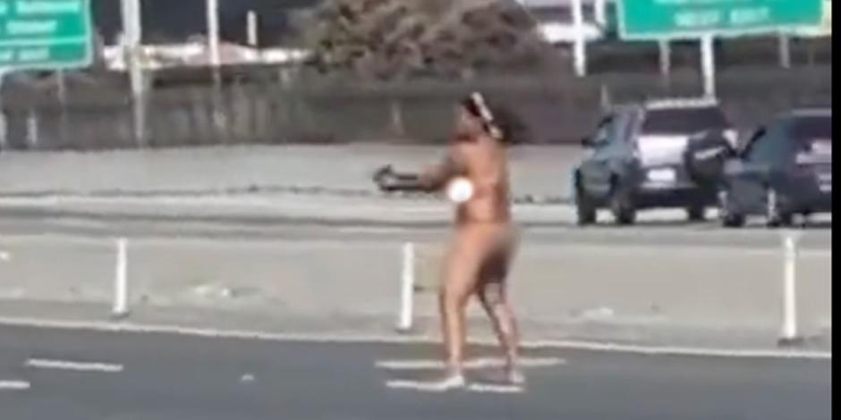 La mujer desató caos al caminar desnuda