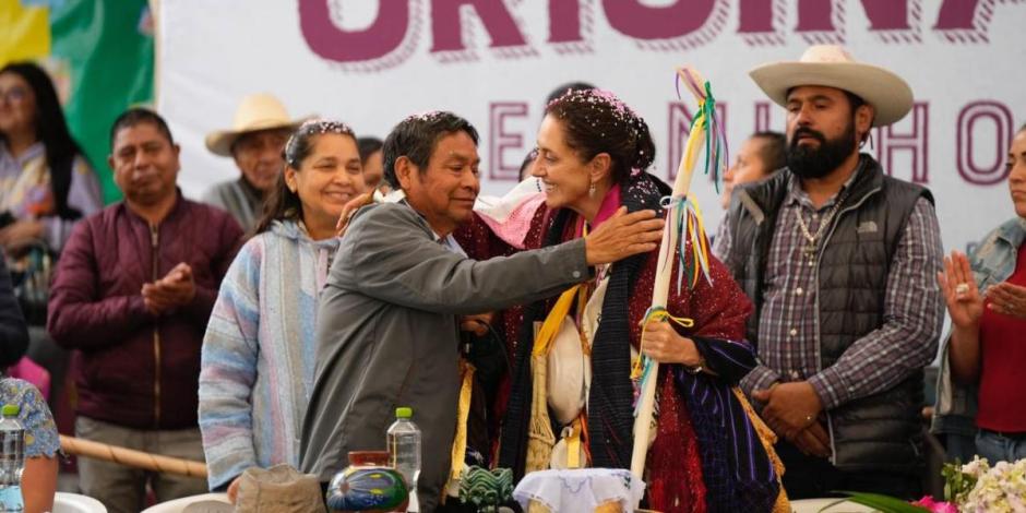 Claudia Sheinbaum, la primera mujer en ser nombrada 'Nana' de la comunidad purépecha de Michoacán.