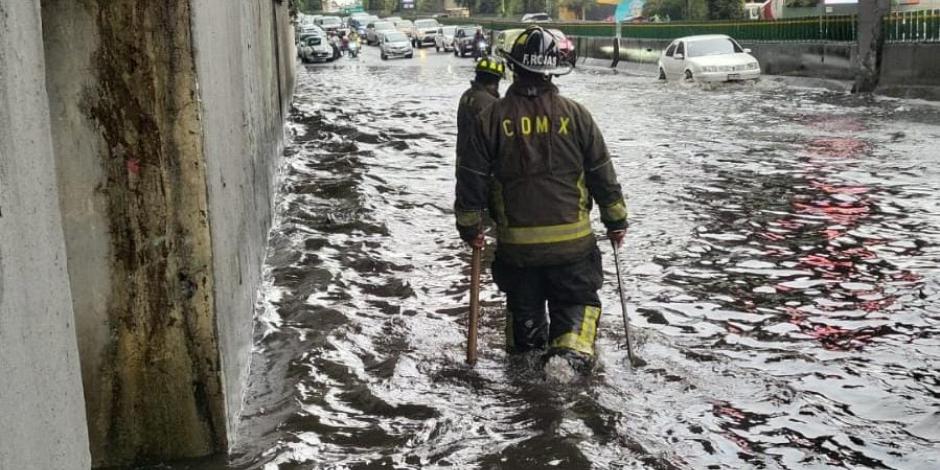 La inundación en Periférico, a la altura de la colonia Progreso, interrumpió el tránsito durante varias horas, ayer.