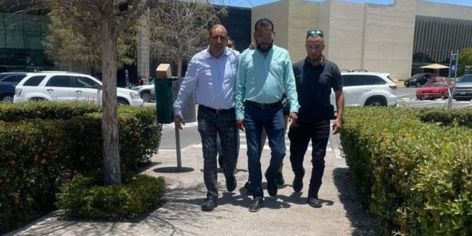 Agentes de la Fiscalía de San Luis Potosí conducen a Iván Estrada Guzmán hacia un vehículo, tras su detención, ayer.