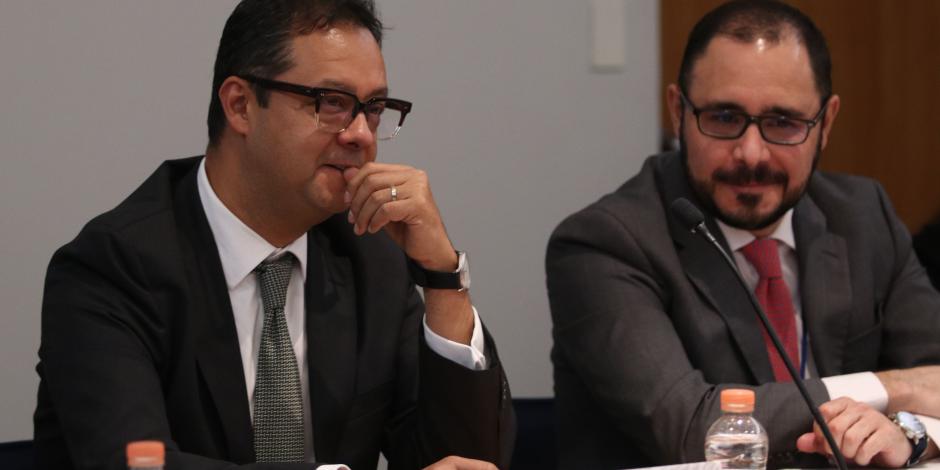 De izq. a der.: Gabriel Yorio, subsecretario de Hacienda y Crédito Público, y Rodrigo Mariscal, titular de la Unidad de Planeación Económica, en rueda de prensa, ayer.