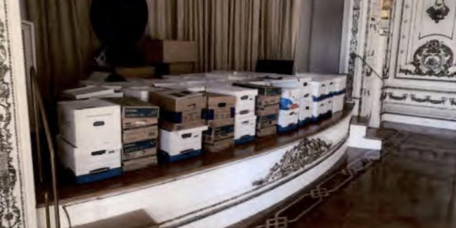 La fiscalía especial muestra algunas de las cajas con documentos que fueron decomisadas en la residencia del republicano, el año pasado.