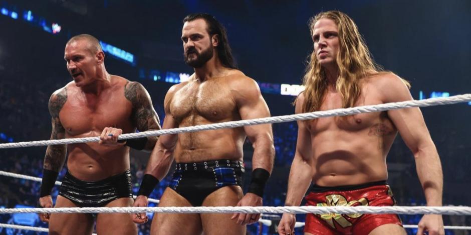 Matt Riddle, a la derecha, acompañado de otros dos luchadores en un evento de la WWE.