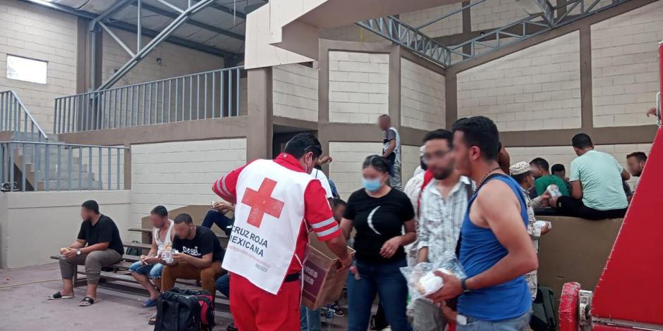 Migrantes asistidos por elementos de la Cruz Roja.