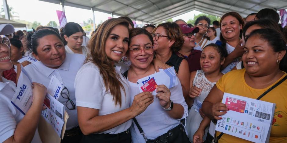 La gobernadora de Quintana Roo, Mara Lezama, con una beneficiaria.