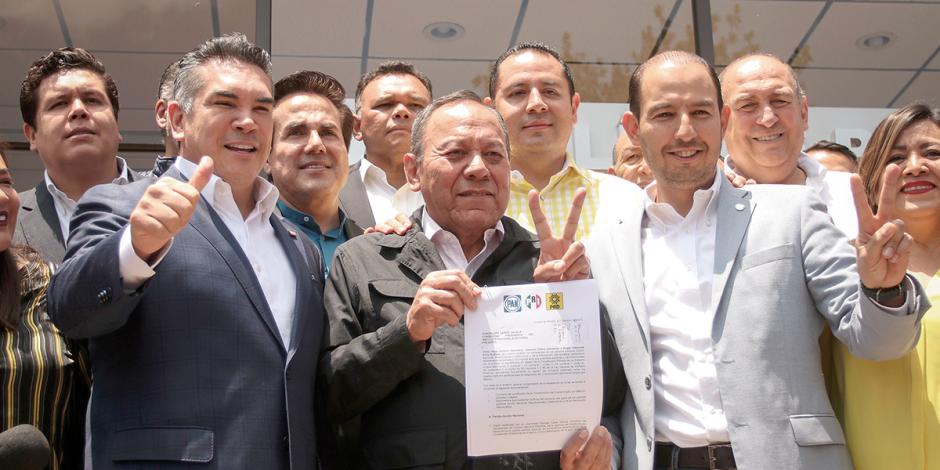 Los dirigentes de PRI, PRD y PAN, al registrar el FAM ante el INE el 9 de julio.