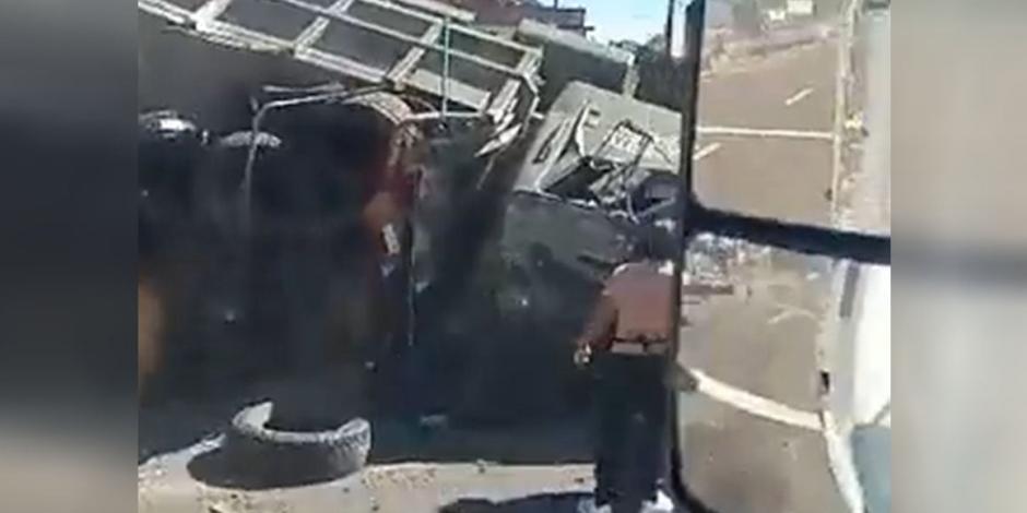 Camión del Ejército mexicano volcó en la México-Puebla.