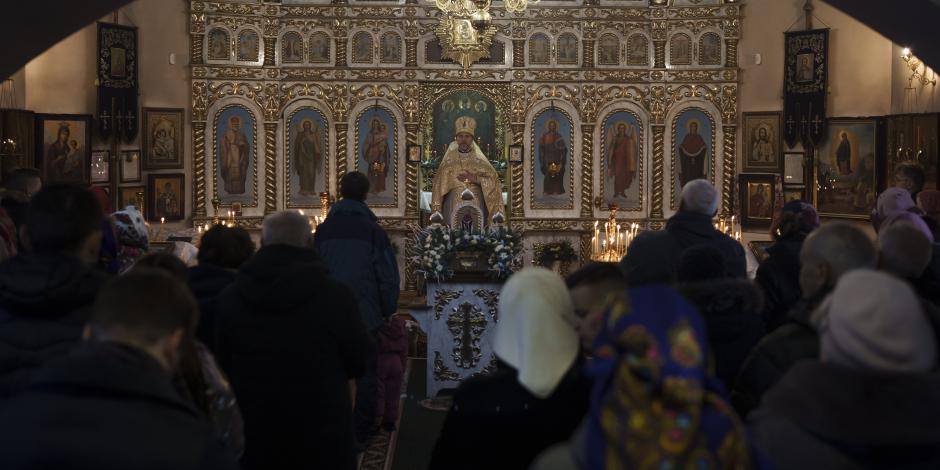Ucranianos asisten a una misa de Navidad en una iglesia ortodoxa en Bobrytsia, en las afueras de Kiev, Ucrania, el 25 de diciembre de 2022.