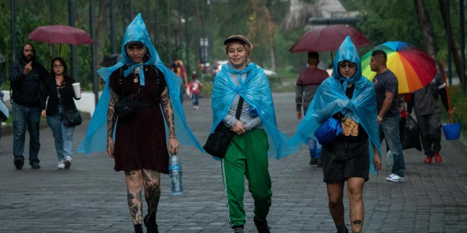Capitalinos que visitaban el complejo cultural Los Pinos, alcaldía Miguel Hidalgo, fueron sorprendidos por una intensa lluvia la tarde de este sábado. 