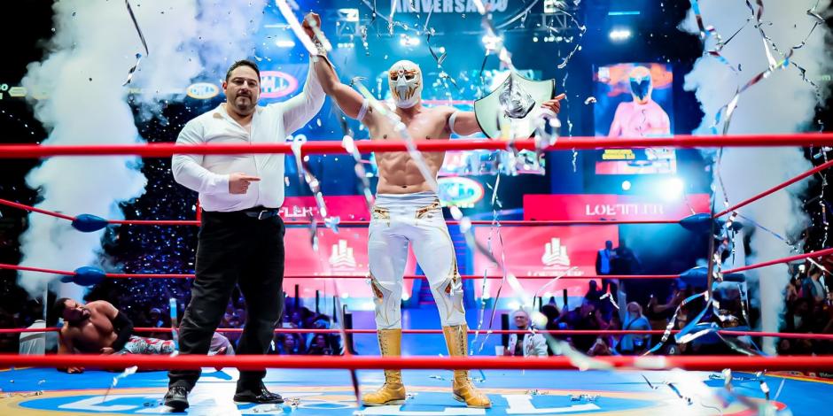 Máscara Dorada 2.0 festeja su victoria en la Leyenda de Plata en la Arena México.