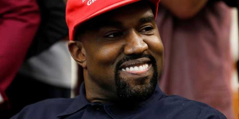 El rapero Kanye West sonríe durante una reunión con el presidente de los Estados Unidos, Donald Trump, para discutir la reforma de la justicia penal en la Casa Blanca en Washington, Estados Unidos, el 11 de octubre de 2018