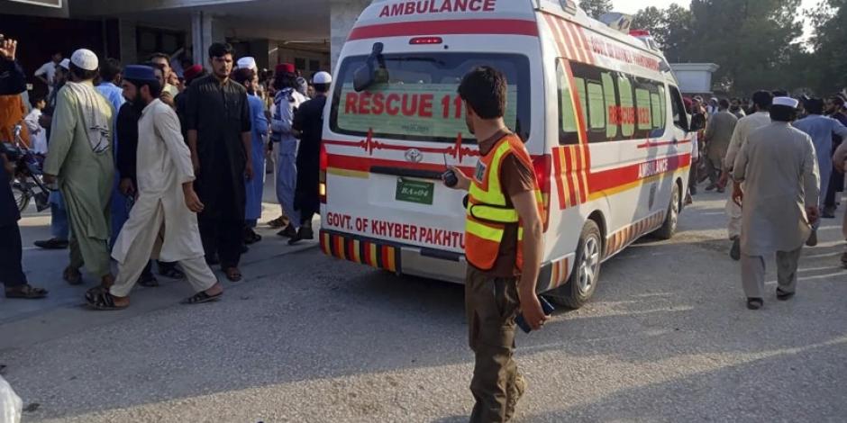 Explosión de bomba durante mitin político en Pakistán deja 40 muertos y 150 heridos.