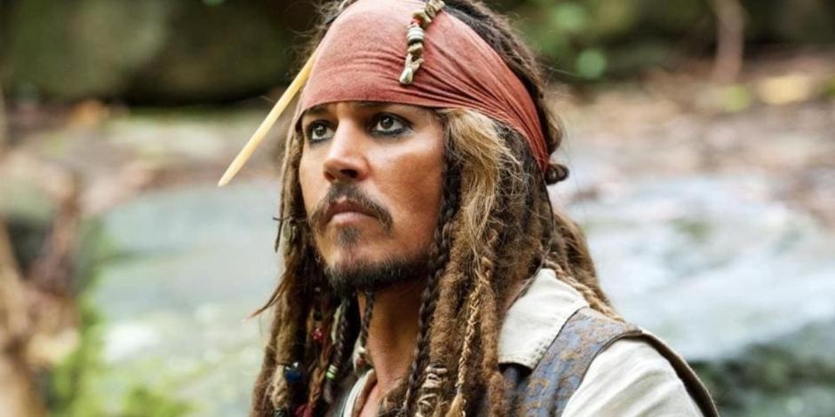 Johnny Depp reaparece con bastón y deteriorado tras su desmayo