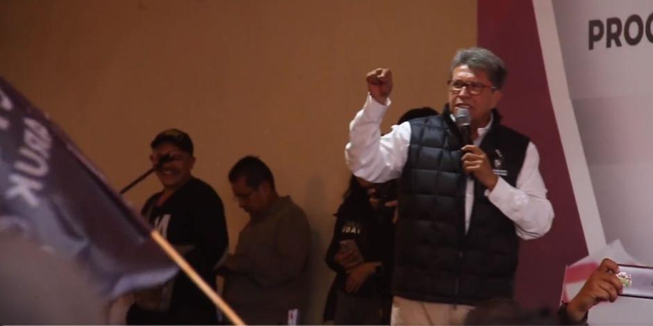 Ricardo Monreal se deslinda de bardas con su nombre durante su visita a Xochimilco.