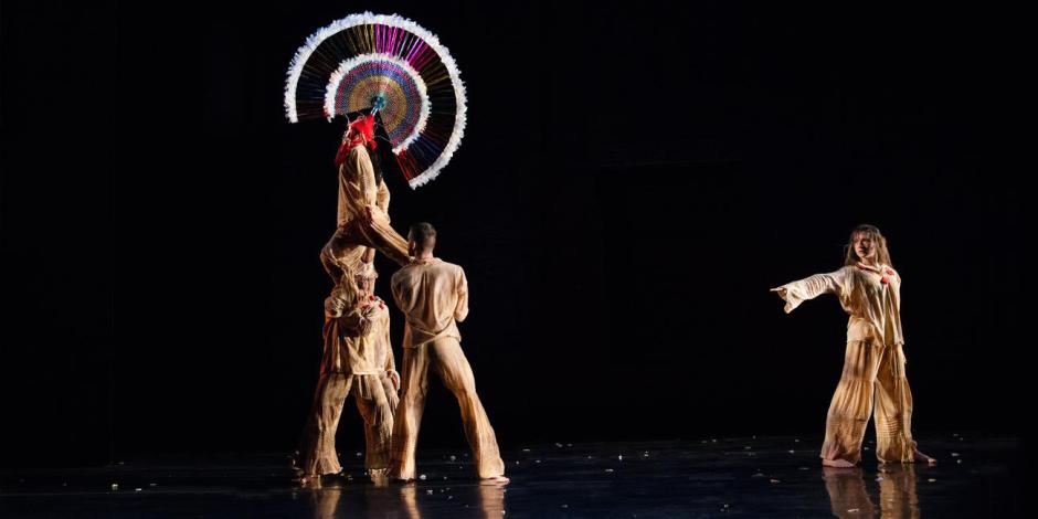 El penacho de la danza de quetzales honra a la cultura mexicana.