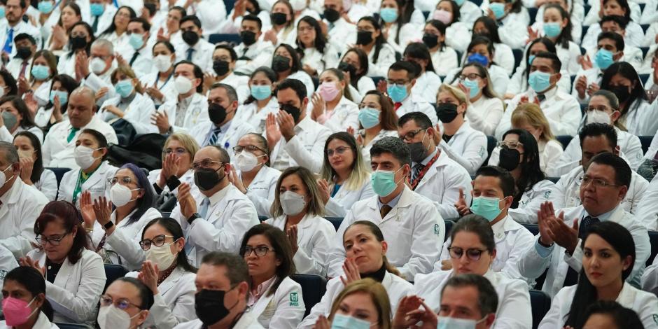 En febrero el IMSS reportó que 5,600 médicos especialistas egresaron.