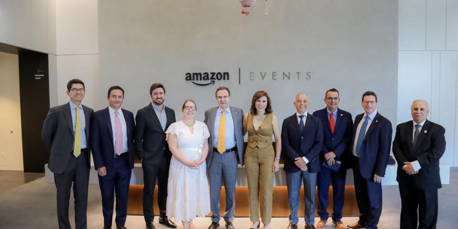 La gobernadora (centro), con el embajador en EU y directivos de Amazon, en Arlington, Virginia.