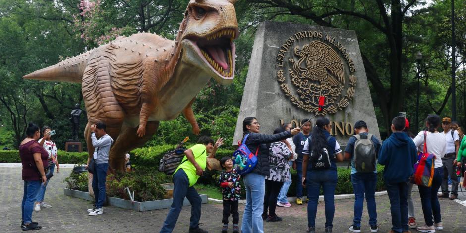 Capitalinos acuden en verano a la que fue la residencia oficial para disfrutar de una tarde y tomarse fotos con réplicas gigantes de dinosaurios que forman parte de una exposición temporal.