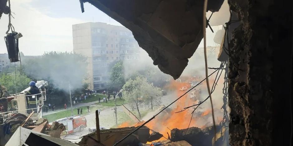 En esta imagen proporcionada por la oficina de prensa del Ministerio ucraniano del Interior, servicios de emergencias trabajan en el lugar donde un misil golpeó un edificio de apartamentos en Kryvyi Rih, Ucrania, el lunes 31 de julio de 2023.