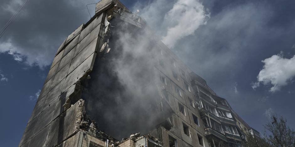 Servicios de emergencias trabaja en el sitio donde un misil impactó un edificio de apartamentos en la ciudad de Krivói Rog, Ucrania, el lunes 31 de julio de 2023