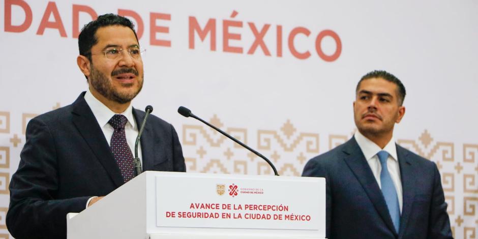 El mandatario capitalino, Martí Batres, y el titular de la SSC, Omar García Harfuch, en la conferencia de prensa, ayer.