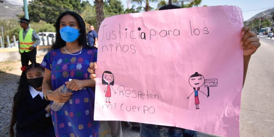Padres de una primaria en Guerrero protestan por casos de abuso sexual en el plantel, en junio pasado.