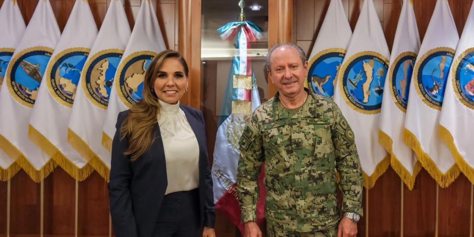Mara Lezama y el secretario de Marina Almirante Rafael Ojeda Durán.