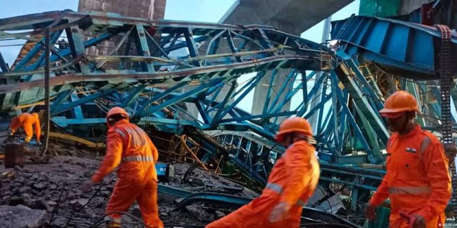 ]Una grúa que era utilizada para construir un puente vehicular,  se desplomó en India, donde 17 trabajadores resultaron heridos.