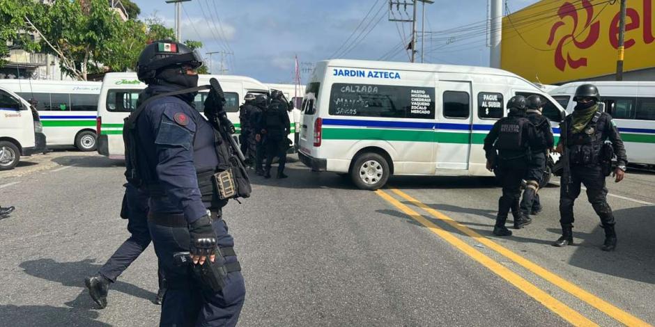 Policía estatal toma el control y libera el paso en Pie de la Cuesta en Acapulco.