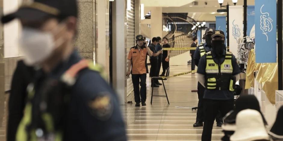 Agentes de policía acordonan el lugar donde se produjo un ataque con arma blanca cerca de una estación de metro en Seongnam, Corea del Sur, el jueves 3 de agosto de 2023.