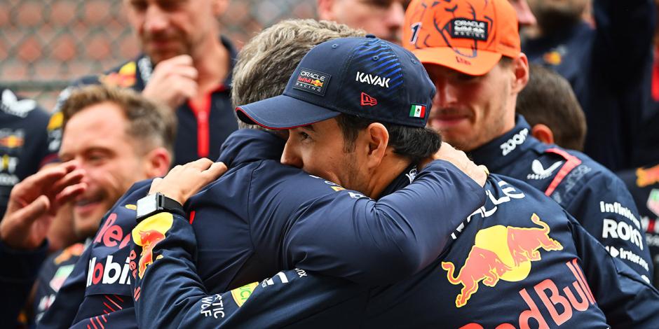 Checo se abraza con Horner, tras el podio en Bélgica.