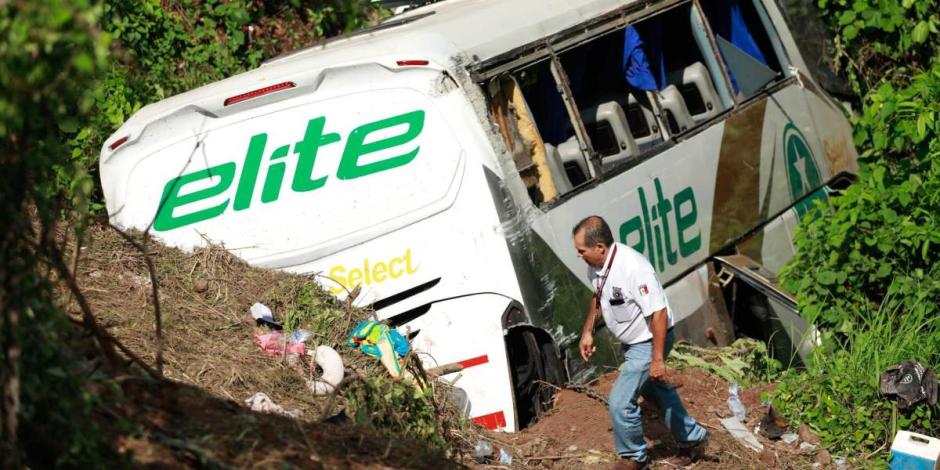 Suman 18 muertos tras caída de un autobús a barranco.