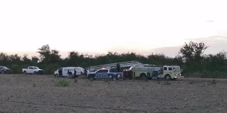 Personal de la Policía Estatal de Sinaloa y del Servicio Médico Forense acudieron al lugar en donde fueron hallados los cadáveres de las víctimas, ayer.