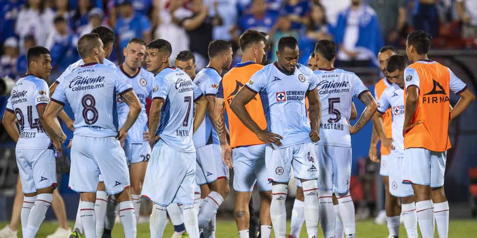 Futbolistas de Cruz Azul se lamentan después de su eliminación ante Charlotte en los dieciseisavos de final de la Leagues Cup.