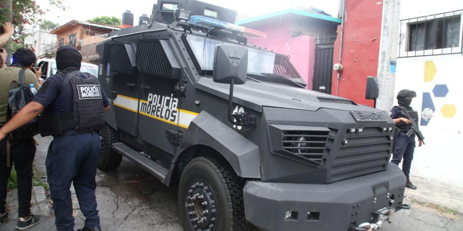 Salida del convoy de elementos de la Marina, de las Fiscalía General de la República y policía de Morelos en que llevan detenido al Fiscal de Justicia Uriel Carmona Gándara.