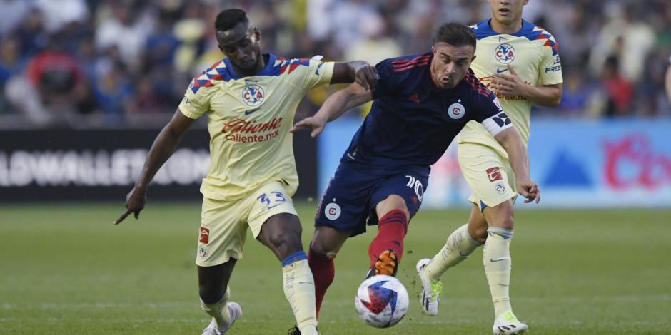 Julián Quiñones y Xherdan Shaqiri luchan por un balón en el partido de la Leagues Cup entre América y Chicago Fire.