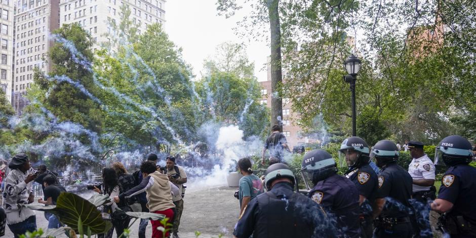 Policías detonan una bomba de humo para dispersar a una multitud, el viernes 4 de agosto de 2023, en Union Square, Nueva York.
