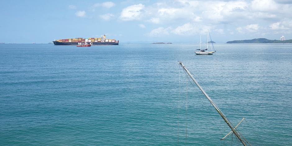 Barcos cargueros navegan por el Océano Pacífico tras su paso por el Canal de Panamá, el jueves 3 de agosto.