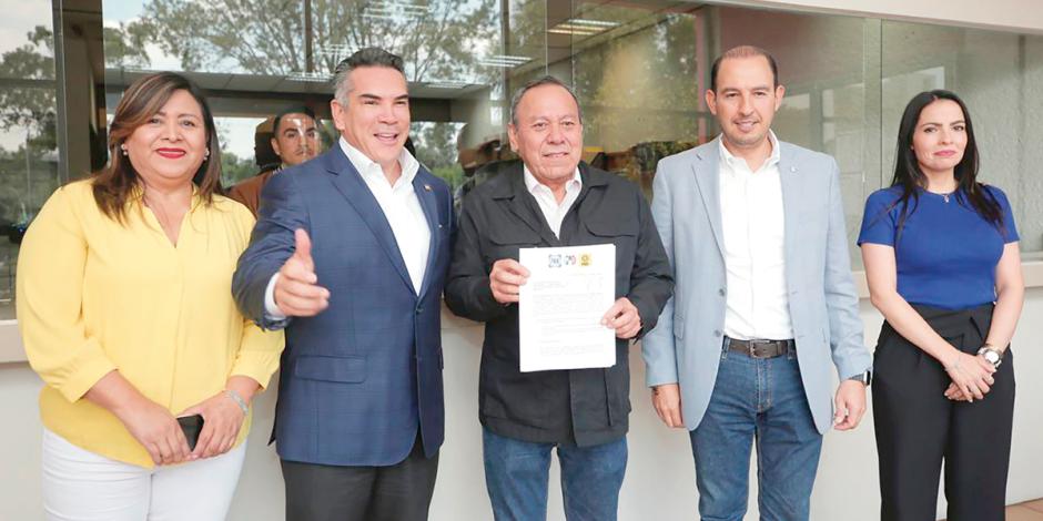 De IZQ. A DER: “Alito” Moreno, Jesús Zambrano y Marko Cortés el 9 de julio tras hacer el registro del Frente Amplio.