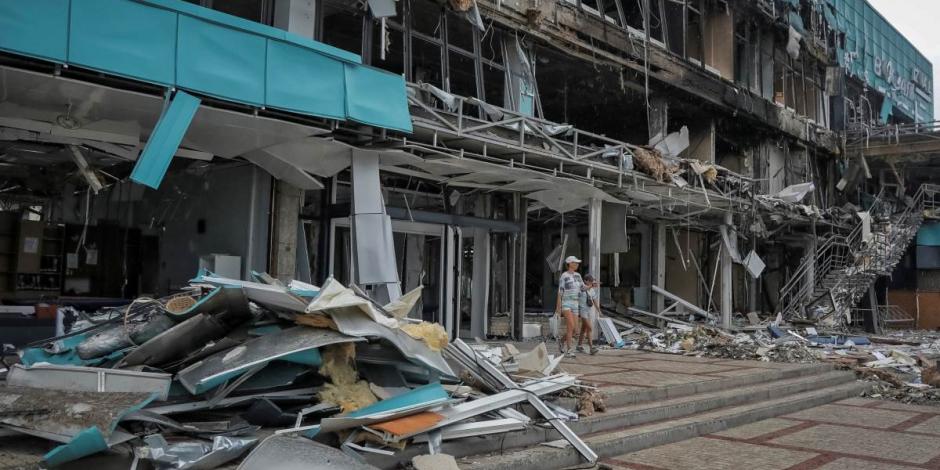 Una vista muestra el edificio de una estación marítima destruido durante un ataque de drones rusos, en medio del ataque de Rusia a Ucrania, en Izmail, región de Odesa, Ucrania 2 de agosto de 2023.