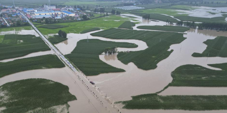 En esta foto aérea publicada por la Agencia de Noticias Xinhua, se ven campos y caminos inundados en la ciudad de Kaiyuan de Shulan, China, el 4 de agosto de 2023.