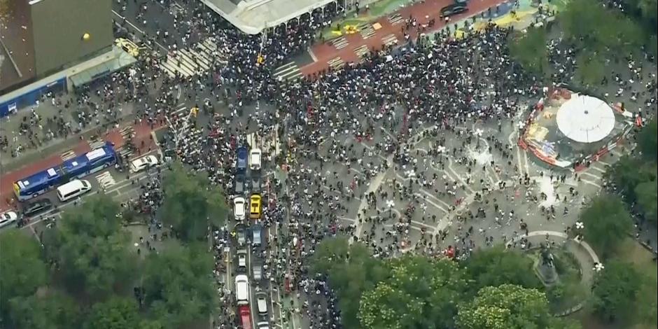 En esta imagen, tomada de un video proporcionado por la televisora WABC-TV, una multitud avanza en Union Square, el viernes 4 de agosto de 2023, en Nueva York.