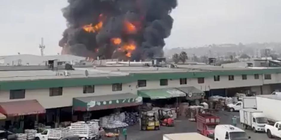 Incendio cerca de la Central de Abastos en Chicoloapan, Estado de México.