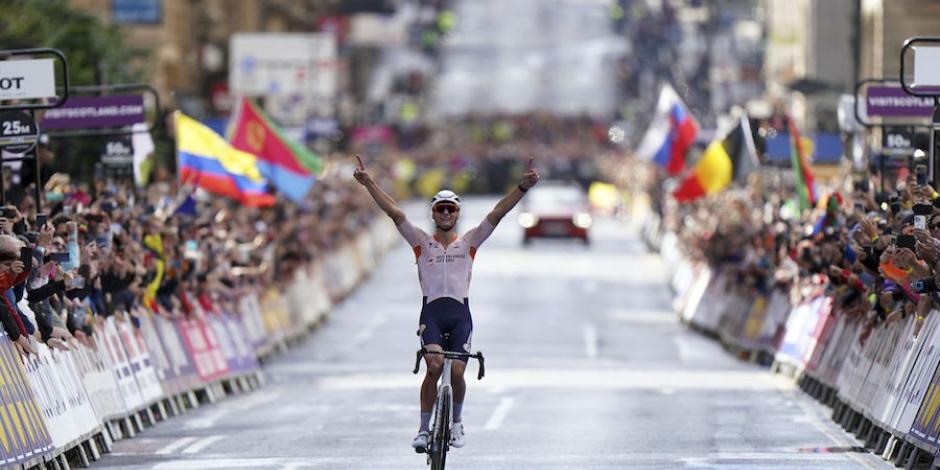Mathieu van der Poel, ayer, al cruzar la meta, para proclamarse campeón mundial en ciclismo de ruta.