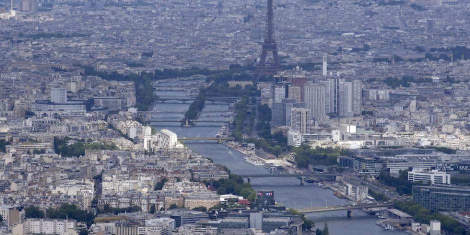 Toma aérea del río Sena en París, con la Torre Eiffel al centro.